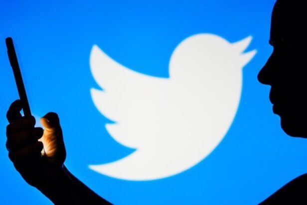 Twitter-Begins-Removing-Blue-Checks-From-Users-Who-Don't-Pay