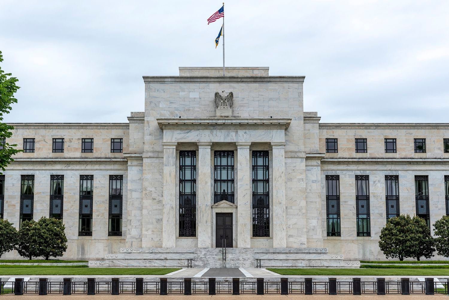 fed-bans-senior-officials-from-cryptocurrency-investing
