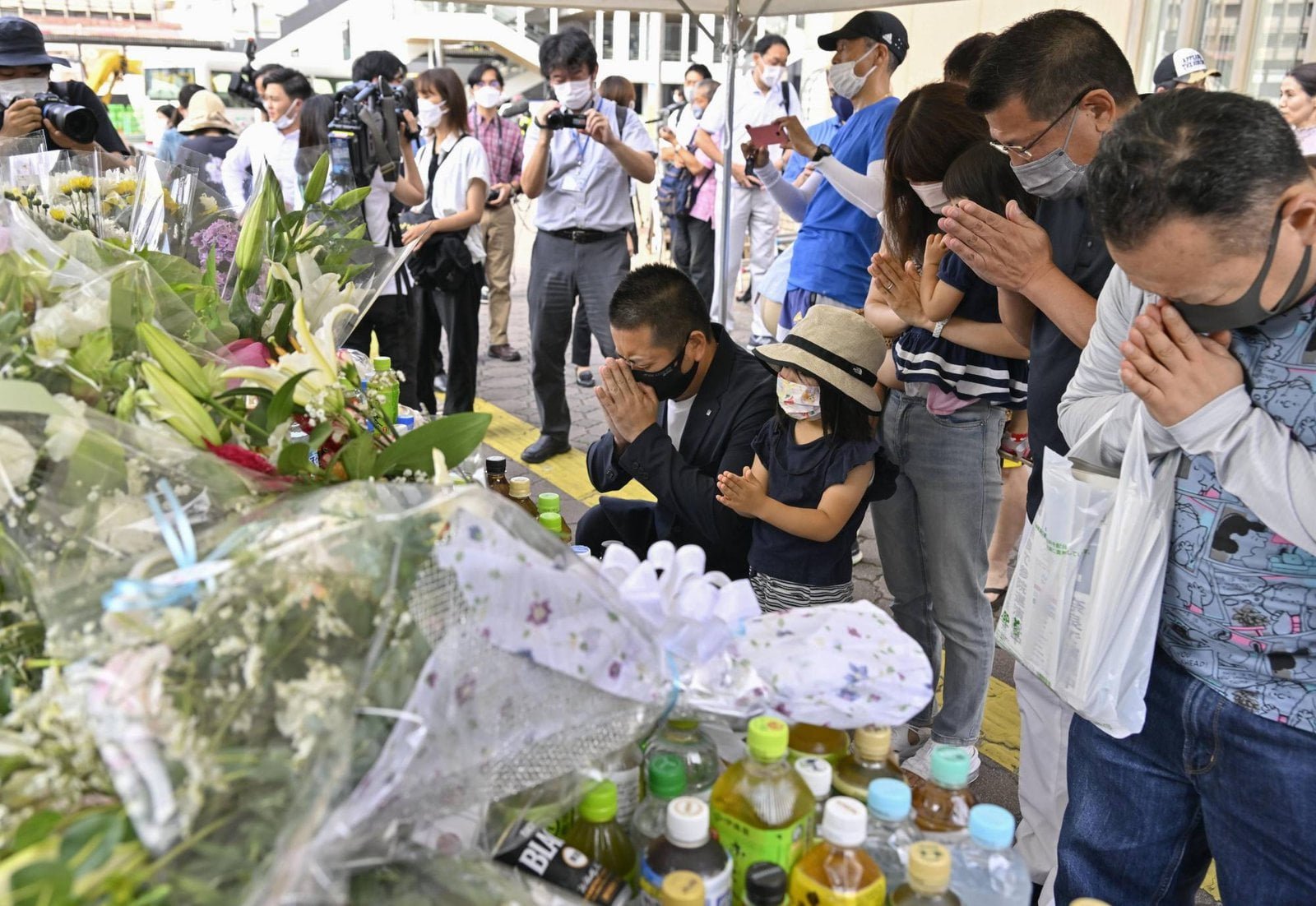 Japanese-Mourn-Ex-PM-Shinzo-Abe-a-Day-After-His-Assassination