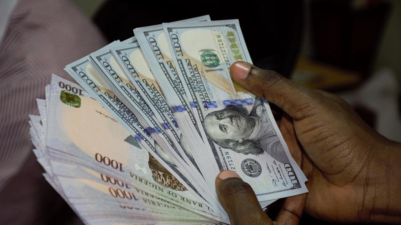 nigerian-central-bank-hikes-key-interest-rate-just-days-after-naira-plunges-to-new-low