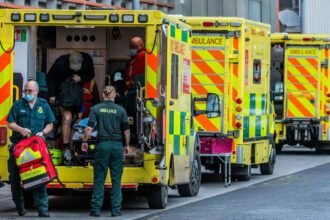 rishi-sunak-to-hold-emergency-talks-with-nhs-leaders-over-winter-crisis