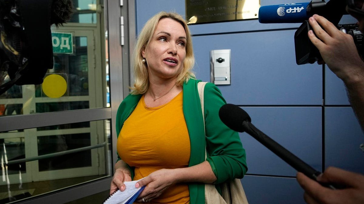 russian-woman-behind-on-air-war-protest-reportedly-escapes-house-arrest