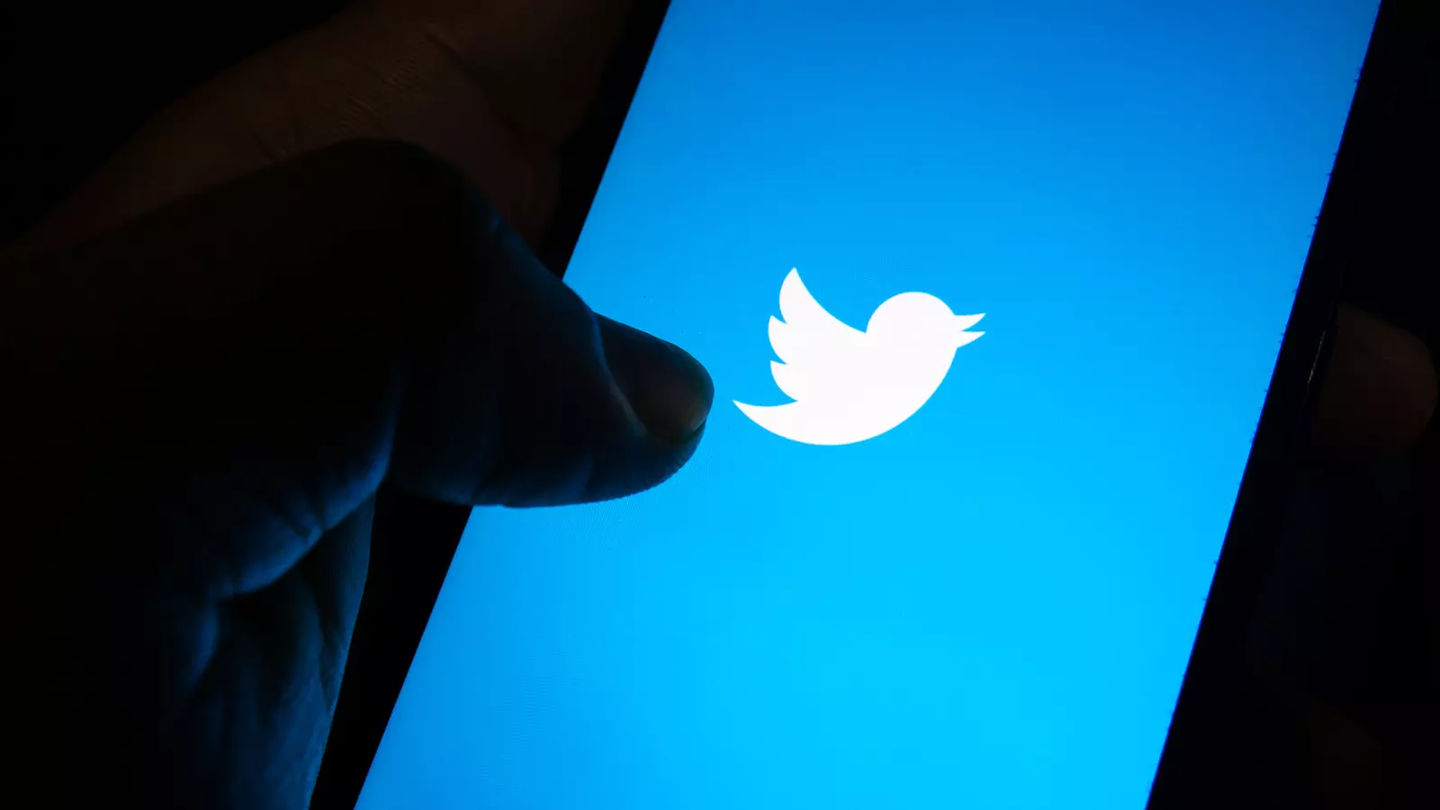 twitter-relaunches-blue-tick-service-with-higher-price-for-iphone-users