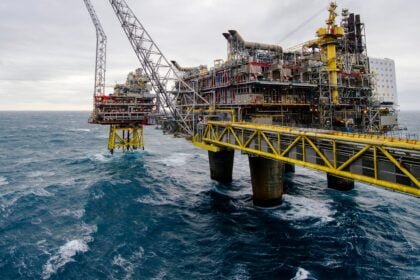 uk-offers-new-north-sea-oil-and-gas-licences-despite-climate-concerns